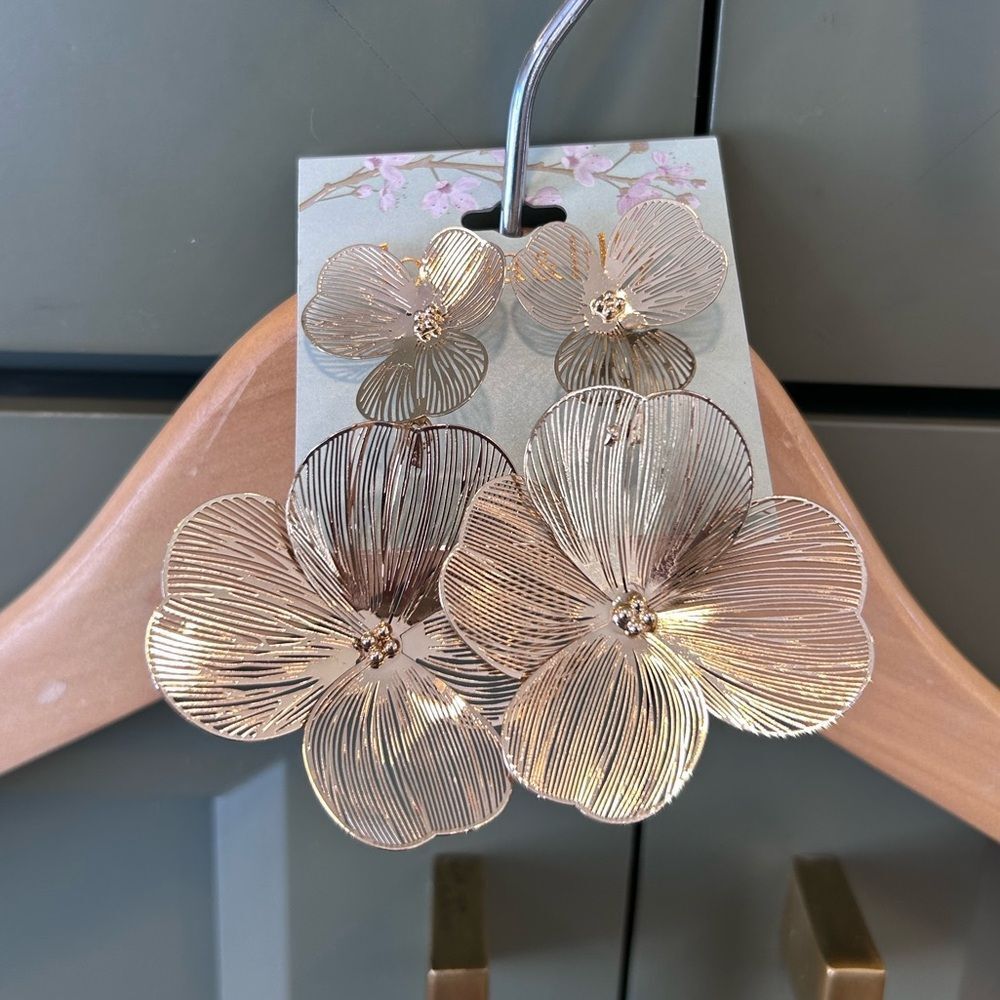 Lonna & Lilly Large Gold Flower Earrings